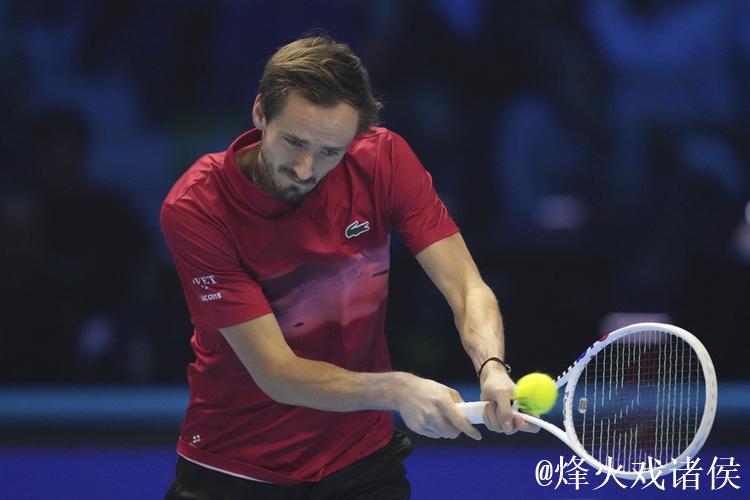 ATP巴黎大师赛:梅德韦杰夫横扫晋级 阿利亚西姆逆转 ATP巴黎大师赛:梅德韦杰夫横扫晋级 阿利亚西姆逆转